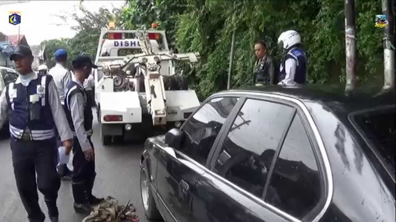 Mobil Mewah Jadul Terkena Razia Parkir Liar Di Tebet Timur Rabu Mobil Mewah Jadul Terkena Razia Parkir Liar Di Tebet Timur Rabu