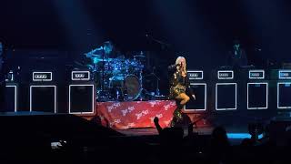 Avril Lavigne - Avalanche (live in Prague 2023)