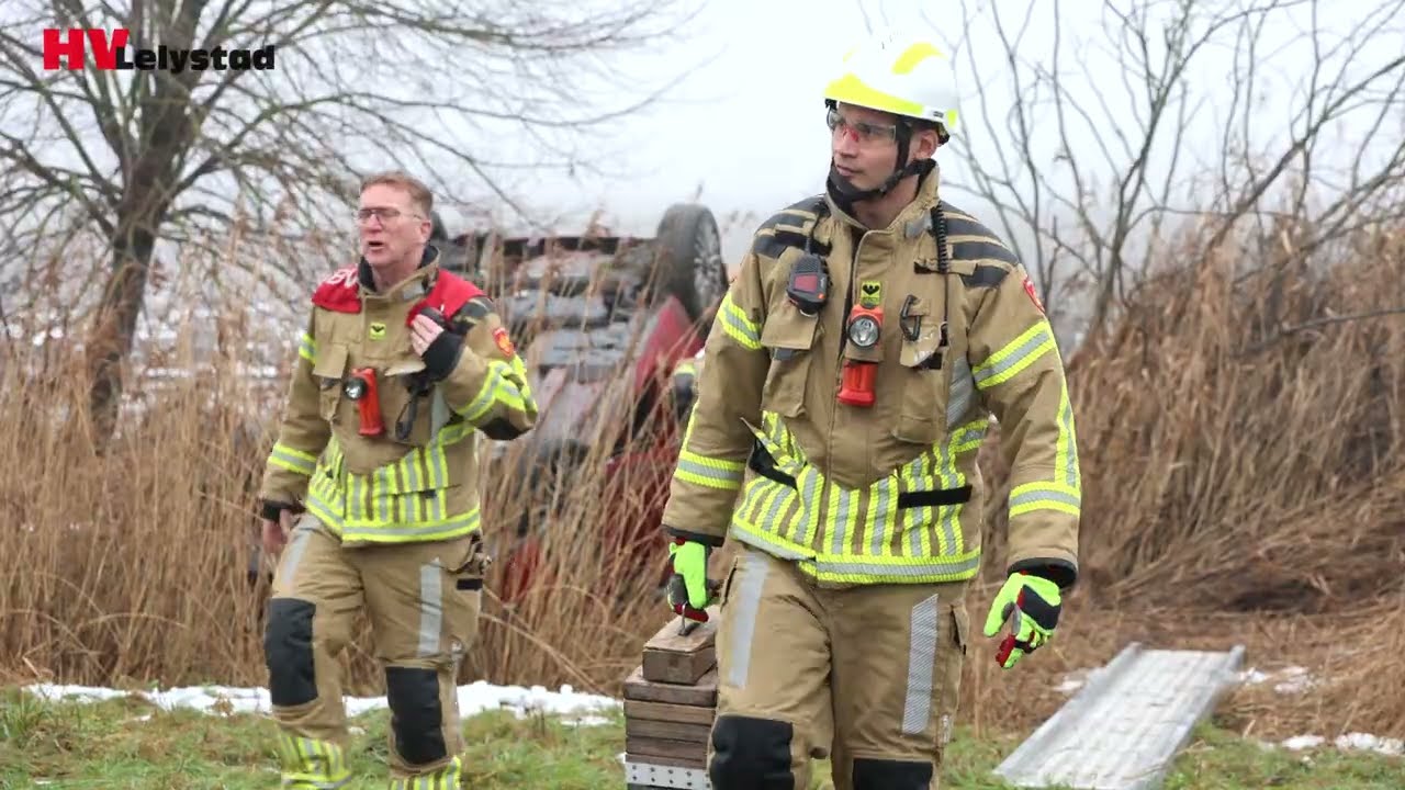 Auto slaat over de kop bij ongeval Runderweg Lelystad