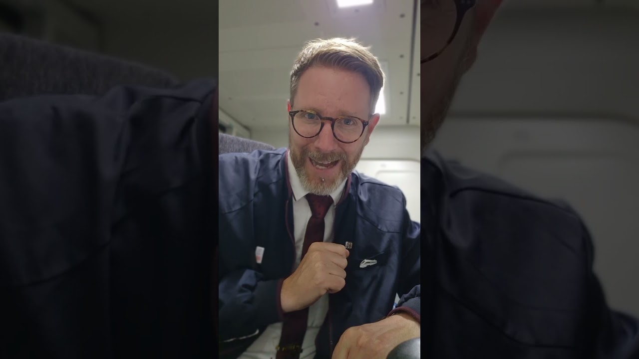 2 Züge, auf einem Gleis, stehen zur Abfahrt