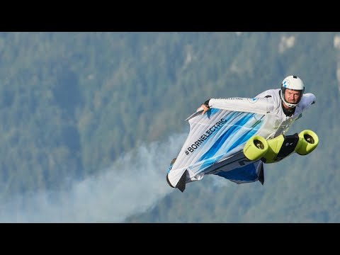 BMW i réalise le premier vol en wingsuit électrifié