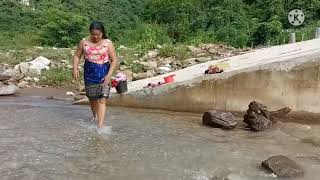 Nkauj Moob Nyab Laaj Das Dej Thiab Ntshuas Qhaub Ncaws Toj Siab