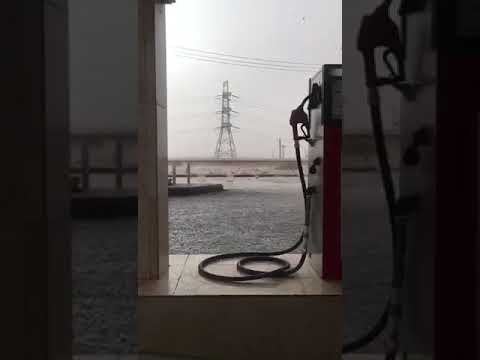 تساقط البرد على طريق بقعاء حائل بشكل مدهش