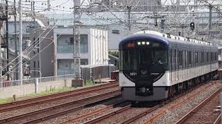 京阪関目駅を淀屋橋行き3000系特急が通過