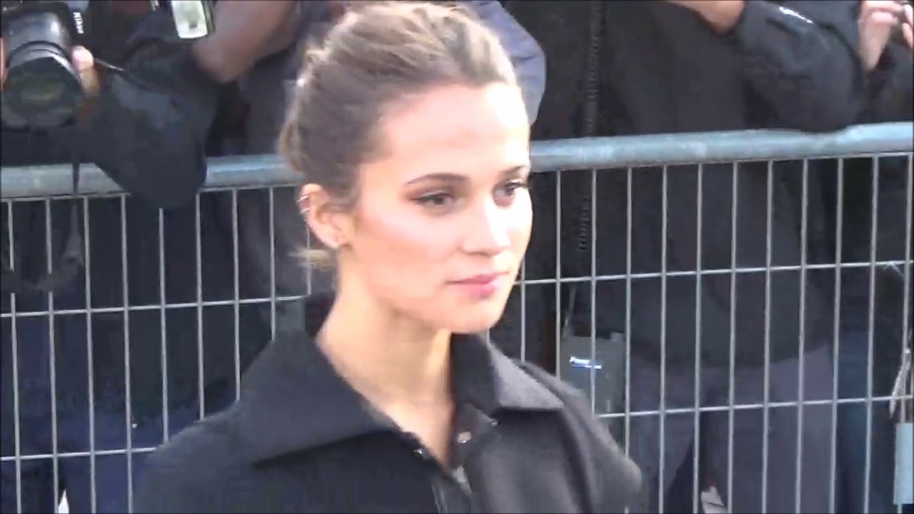 Alicia Vikander @ Paris Fashion Week 4 october 2022 show Louis