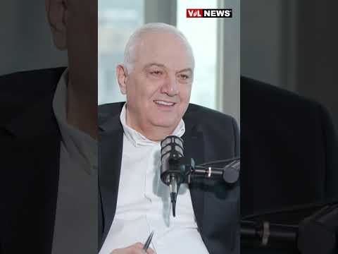 محمود شعيب نعيم قاسم يقرأ ما يكتبه له الإيرانيون