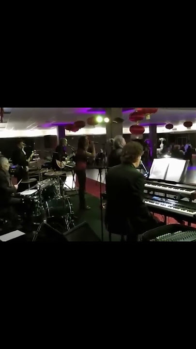 ROBBY LUBIS – SOMEWHERE BETWEEN (LIVE COUNTRY COVER FT. JANE & XANUR)