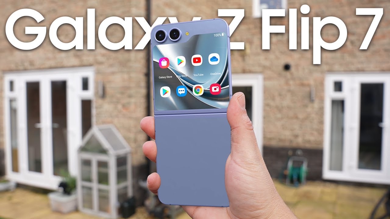Gambar render Galaxy Z Flip7 dalam warna Blue Shadow dengan layar sampul besar