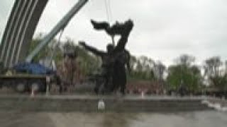 Soviet 'friendship monument' taken down in Kyiv