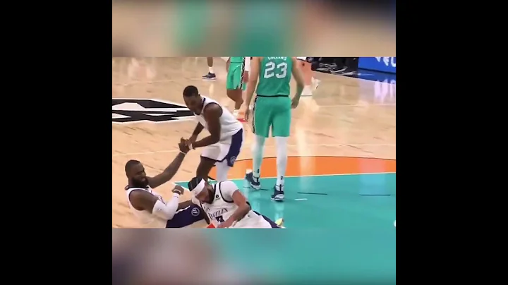 Anthony Davis slipped while attending to LeBron James 😬 - 天天要聞
