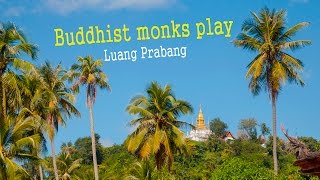 Лаос. Луанг Пробанг. Буддийские монахи играют мантры . Laos . Luang Prabang. Buddhist monks play