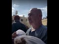 صابرا ومحتسبا.. فلسطيني يحمل جثمان طفله بعد أن قتل بغارات إسرائيلية ويضيف: "والله العظيم فدى فلسطين"