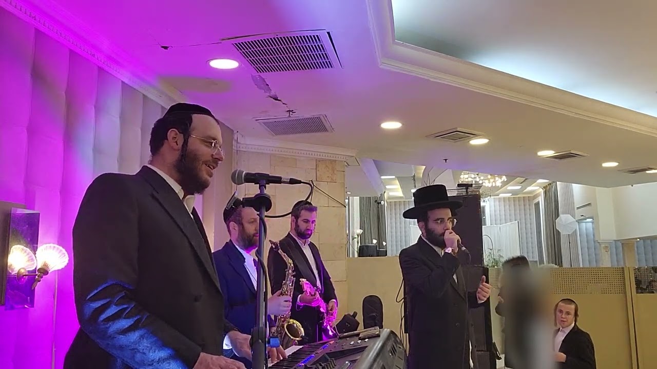 יוסי ניילנדר ושמוליק לוטרמן עם האחים אבריימי ושרוליק קלצקין במחרוזת שירי שבת