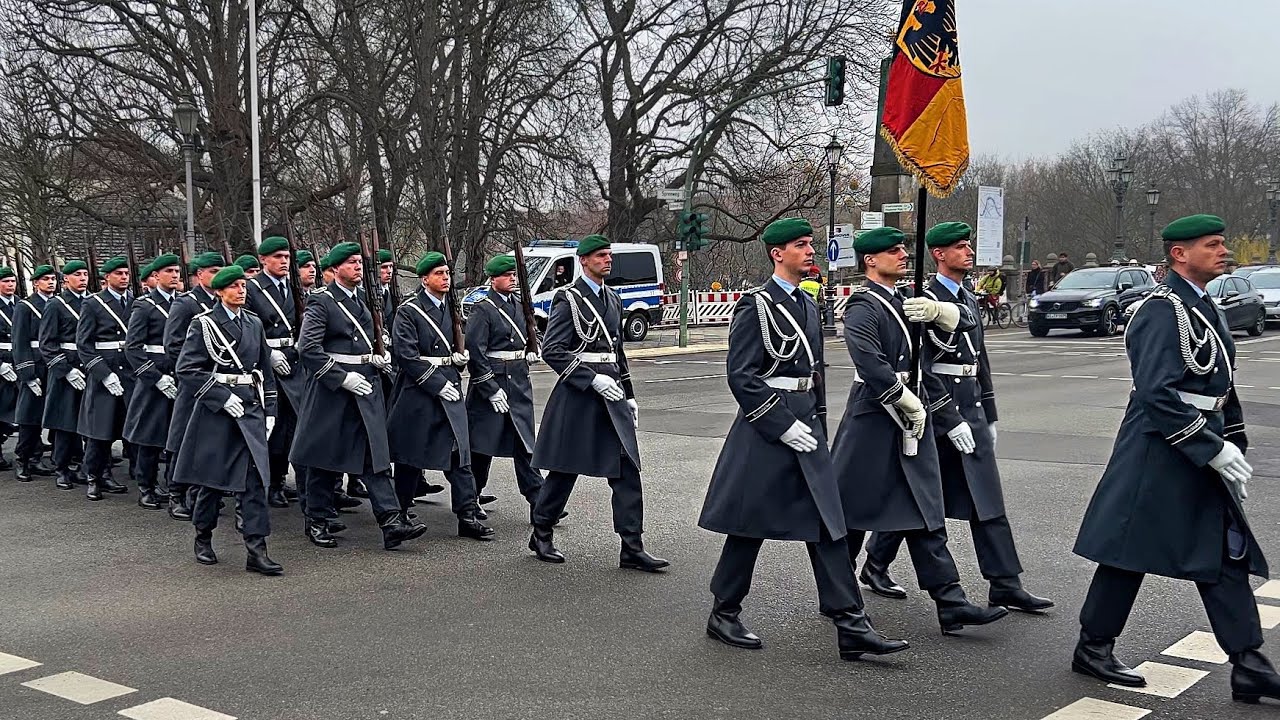 Das Wachbataillon der Bundeswehr marschiert in den Ehrenhof des Bundeskanzleramtes 28.06.2023