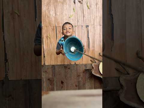 Iyad ngasih minuman keatas pake ember