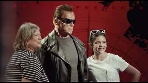Arnold Schwarzenegger poses as wax statue to prank Madame Tussauds tourists