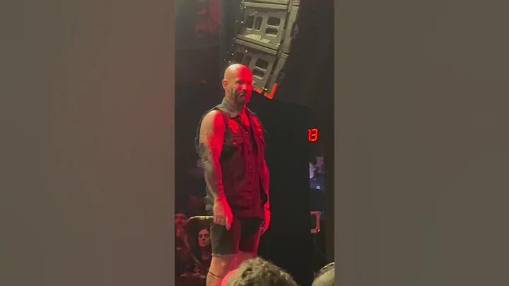 M Shadows of A7X joins Brandan and Bleeding Through on stage live!!!