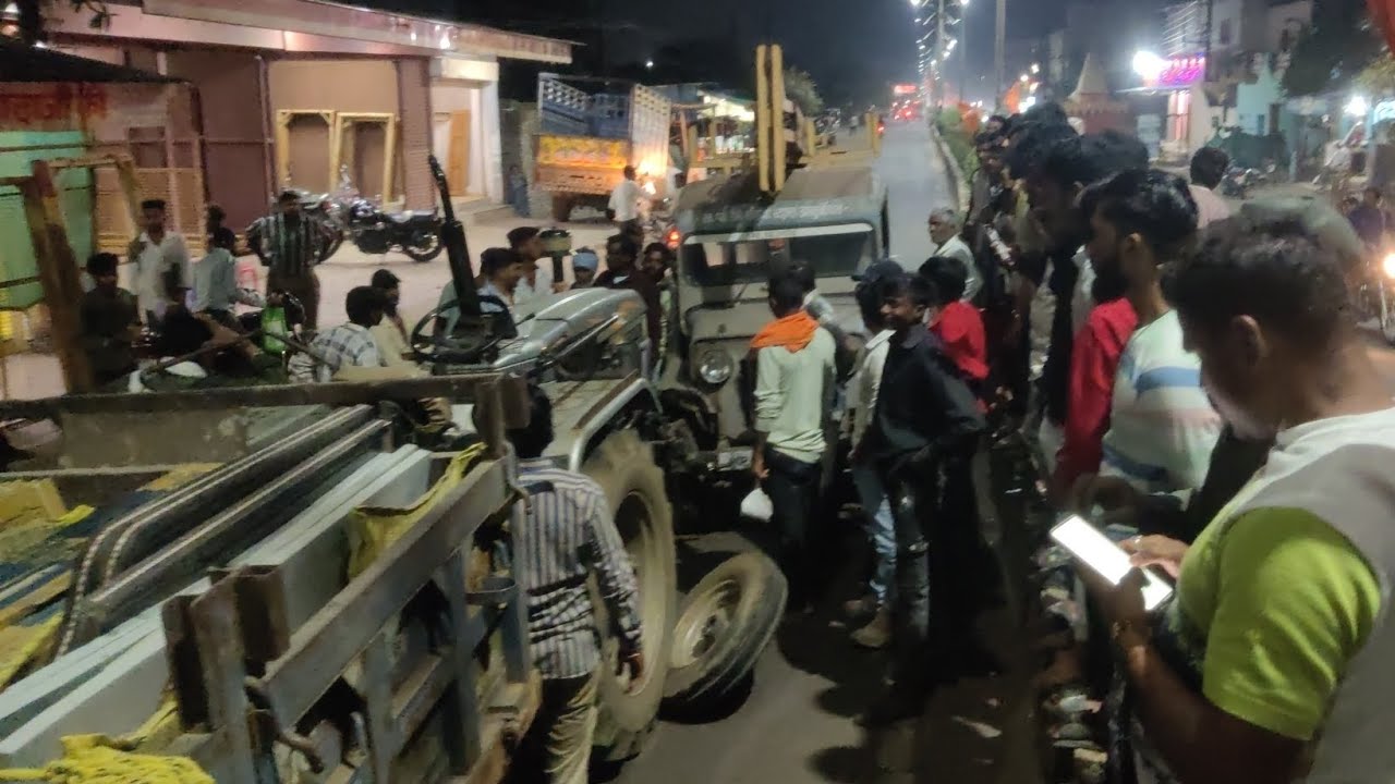 Khandwa : संजय नगर चौराहे के पास जीप और ट्रैक्टर की जोरदार टक्कर; जीप चालक ने ट्रैक्टर वाले को पीटा