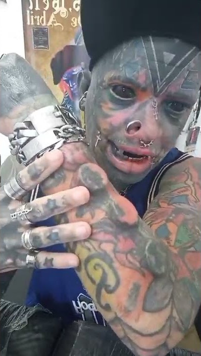 manusia unik penuh tato