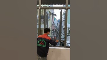 Anh Việt mới lắp cửa lưới chống muỗi dạng cuốn cho căn phòng làm việc cửa mình