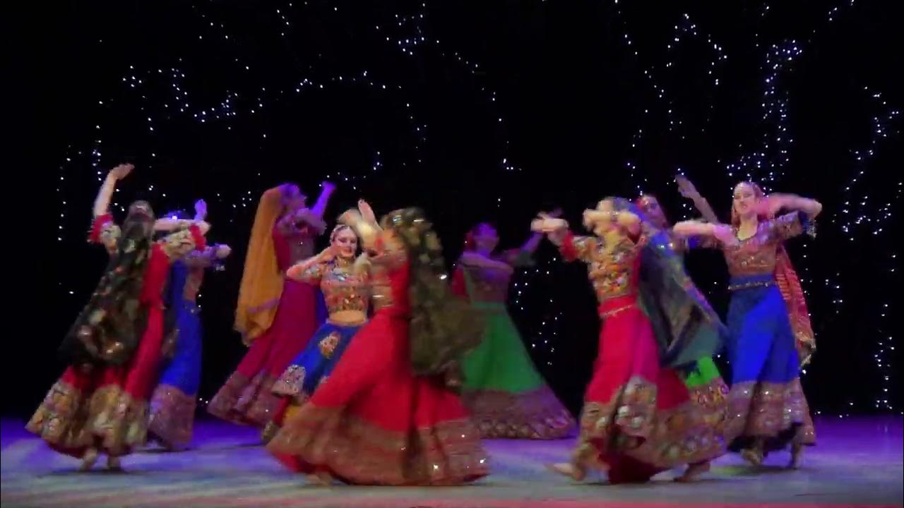 девочка танцует индийский танец. индия бхаратанатьям. индийский танец бхаратанатьям. индийский костюм для танца болливуд. болливуд индия танцы.