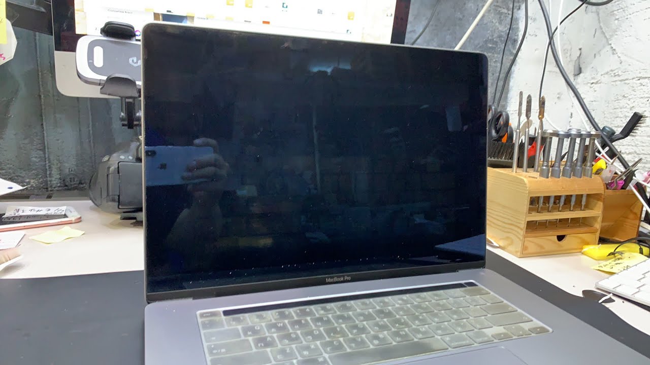 MacBook Pro 2019 16 A2141 画面点かない交換修理 - YouTube