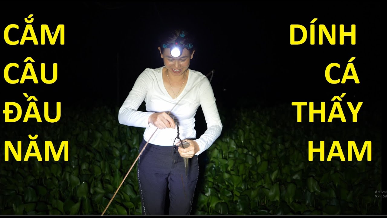 1487 / Насаживаем на крючок червяка, рыба очень интересуется