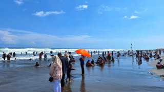 PANTAI PARANGTRITIS YOGYAKARTA RIBUAN WISATAWAN BERMAIN AIR