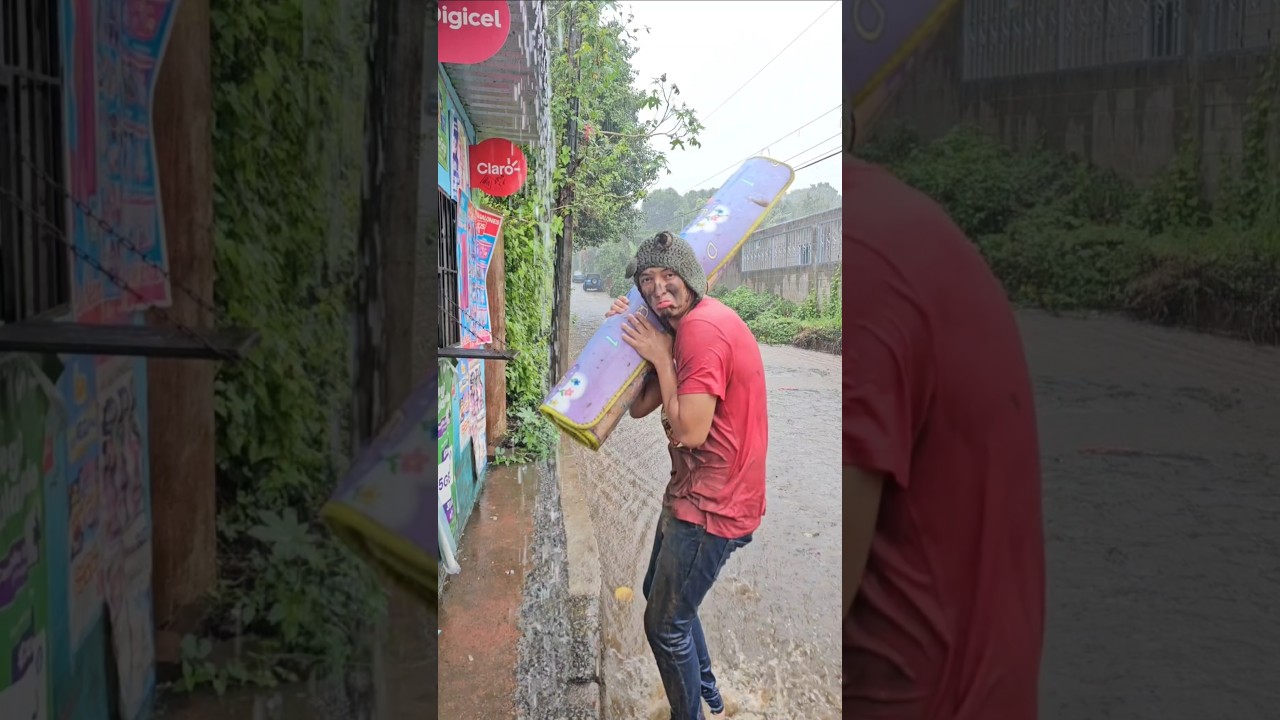 POBRE NIÑO en la LLUVIA ☔️ 