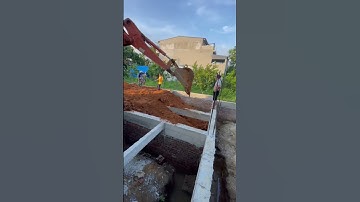 Hitachi 55ur xúc đất vào móng nhà