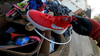 Millonarios tiran sus Tenis Nike nuvesitos y anillos de plata ala basura