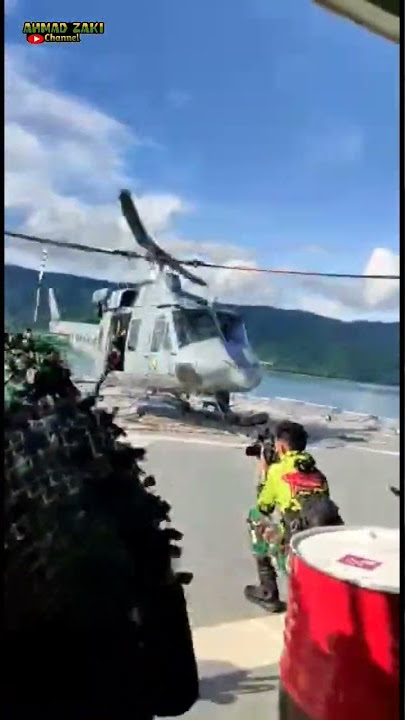 helikopter ambil pasukan dari kapal perang