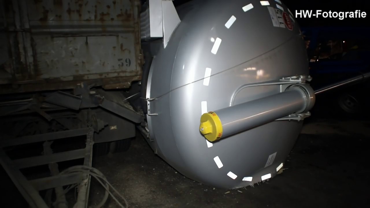 Vrachtwagen met koffiebonen kantelt op parkeerplaats'new'