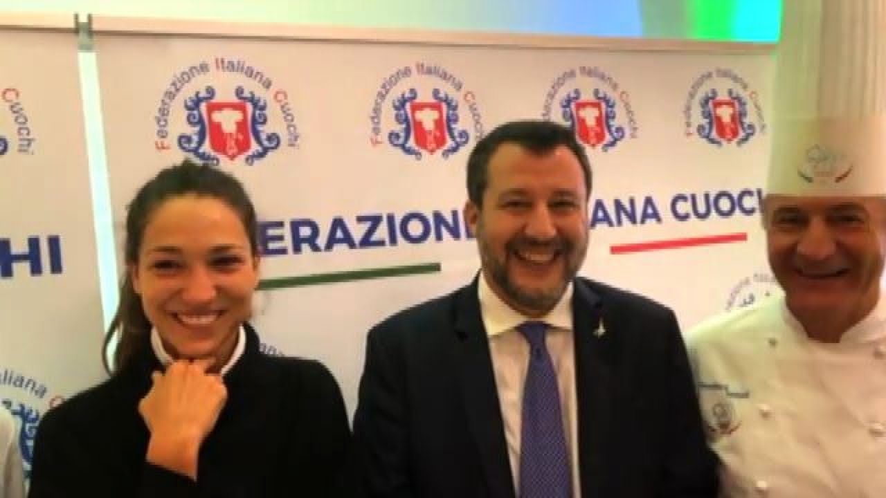 Salvini a cena con la fidanzata: conquistato con una carbonara