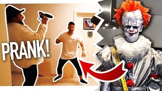 Video thumbnail of "Killer-Clown PRANK als PENNYWISE!"