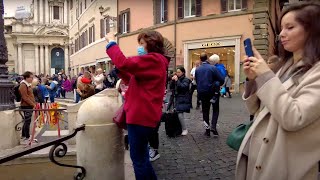 Walking in Rome! Look at how beautiful the Trevi Fountain is