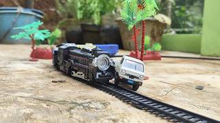 Drama miniatur kereta api diesel menabrak mobil pickup sampai terguling