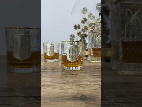 Подарунковий набір для віскі "Тризуб" – графін 850 мл + 4 келихи, кришталь з позолотою Гранд Презент GPB5TRY1GG/L, відео 1