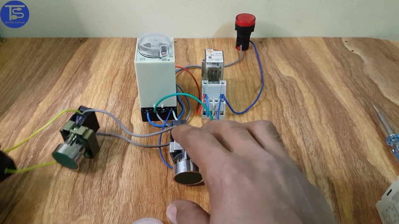 كيفية عمل دائرة ماكينة السلم باستخدام مؤقت واستخدام ريليه