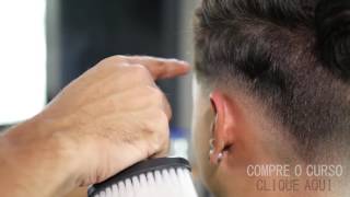 Cabeleireiro Fêmea Que Faz O Corte De Cabelo Masculino Com a Lâmina  Elétrica Do Cabelo No Salão De Beleza Do Cabeleireiro No Ar L Video Estoque  - Vídeo de aparamento, beleza: 118284439