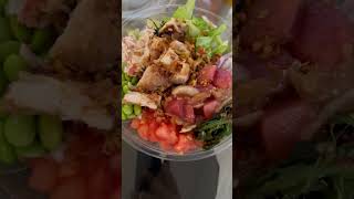 【ハワイのOLランチ】今日のOLランチは、「ポケハワイ」のポケ丼、もちこチキン入りです😀