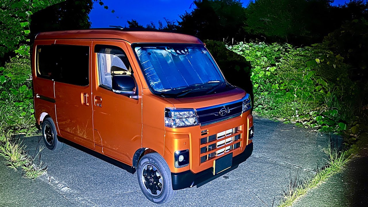 Автомобильный кемпинг с легковым автомобилем