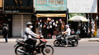 Saigon street photography POV - film & digital
This latest Street Process is a POV video from Ho Chi Minh City, in early February 2024. I shot the Leica M-A with Kentmere 400, and the Olympus XZ-1 for some colour photos. Follow along in this first episode in a series of upcoming street videos from my recent travels.
Kentmere 400 developed in Fujifilm Super-Prodol developer, scanned at home using the equipment and software listed below.
►SUPPORT
🖼️ PRINTS - https://hashem.darkroom.com/
☕ Buy me a Coffee - https://www.buymeacoffee.com/pushingfilm
👕 Merch Shop - https://pushingfilm.myspreadshop.com
📘 Buy my Zine - https://www.exaframe.com/product/sundriedstrip
Note: Many of the following are affiliate links. You can use them at no extra cost to yourself, but in turn, help support me with a small commission on qualifying purchases.
►LINKS
📌 Map pin for the location (general area) - https://maps.app.goo.gl/XCHr4yXvBuDQ5qt47
▶️ My Street Process playlist - https://www.youtube.com/playlist?list=PLcqmJm1H3_v00OVRWxwEQfwYvjmQCzNHU
📷 Used cameras at KEH - https://bit.ly/3RACoBM
🎞️ Buy film - https://bit.ly/48iOnL4
🎁 FilmPack7 Free Trial (film presets) - https://tidd.ly/3tz1toH
🎵 Artlist.io - High-quality Music, Footage & SFX for your projects. Get 2 months FREE when you join Artlist using our link! - http://bit.ly/2vNloCi
►SOME FILM GEAR I USE:
Leica M-A rangefinder - https://amzn.to/3AgScRs
Zeiss Biogon 35mm F2.8 - https://amzn.to/3xPVny8
Kentmere PAN - https://bhpho.to/3TAMJAg
Ilford HP5 35mm - https://amzn.to/3PKUkY5
Sekonic light meter - https://amzn.to/2jOz7Db
AstrHori light meter - https://amzn.to/3vCOYtc
►WHAT I USE FOR HOME DEVELOPING AND SCANNING:
Paterson developing tank - https://amzn.to/3TwrFek
Rocket air blower - https://amzn.to/2G0pZpN
Negative sleeves - https://bhpho.to/47gAXyw
Negative binder - https://bhpho.to/3v93RmD
Canon 5D MK IV - https://bhpho.to/3vaVzLa
Canon EF 100mm Macro - https://bhpho.to/3NDO05X
The Essential Film Holder - https://bit.ly/47nuFOg
L116T LED light - https://amzn.to/3GMzKUE
Negative Supply Riser - https://bit.ly/48564xU
🎞 Negative Lab Pro for converting scans - Get a free trial at https://bit.ly/41WQYab
►GEAR USED FOR MAKING THIS VIDEO:
DJI Action 2 - https://amzn.to/3knvFhA
Canon EOS R6 - https://amzn.to/3VH9AIH
Canon RF 35mm 1.8 - https://amzn.to/3ITdvOX
Rode PodMic - https://amzn.to/3c8XOFw
SE Dynamite pre-amp - https://amzn.to/42k3UXF
►SOCIAL/PERSONAL
💬 Join the Pushing Film Discord Server - https://discord.gg/N2TmF6fjnj
📷 Pushing Film on Instagram, Threads - https://www.instagram.com/pushingfilm
📷 Hashem on Instagram - https://www.instagram.com/hashemmcadam/
📺 My Personal Youtube channel - @hashemmcadam
🧾 My Blog - https://www.exaframe.com/blog
►WEBSITE
🏠 https://www.exaframe.com
I use Pixpa for my website - an affordable and effective website solution.
If you would like to try Pixpa you can get a free trial at https://bit.ly/3UTof2e and get 50% OFF on annual plans when you subscribe with the promo code PXREF50 Saigon street photography POV - film & digital