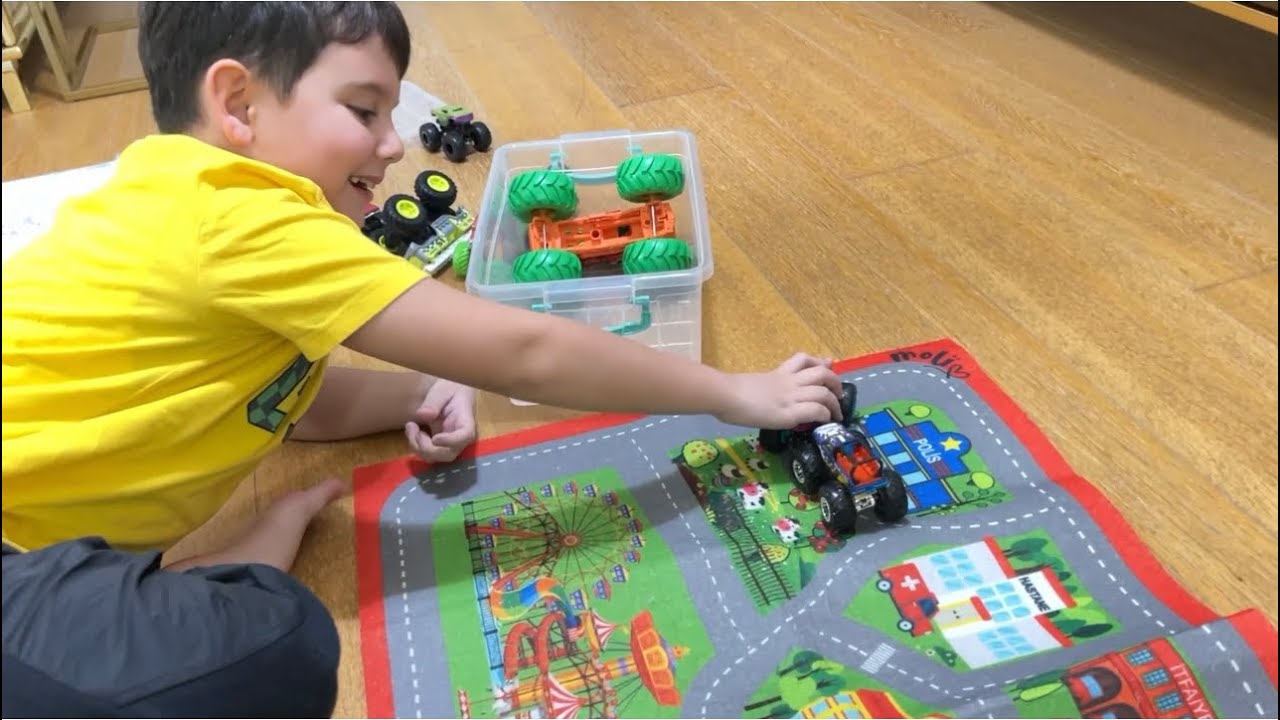 Yusuf annesiyle oyun halısında oyun kurdu hotwheels monster truck arabalarla oynadı