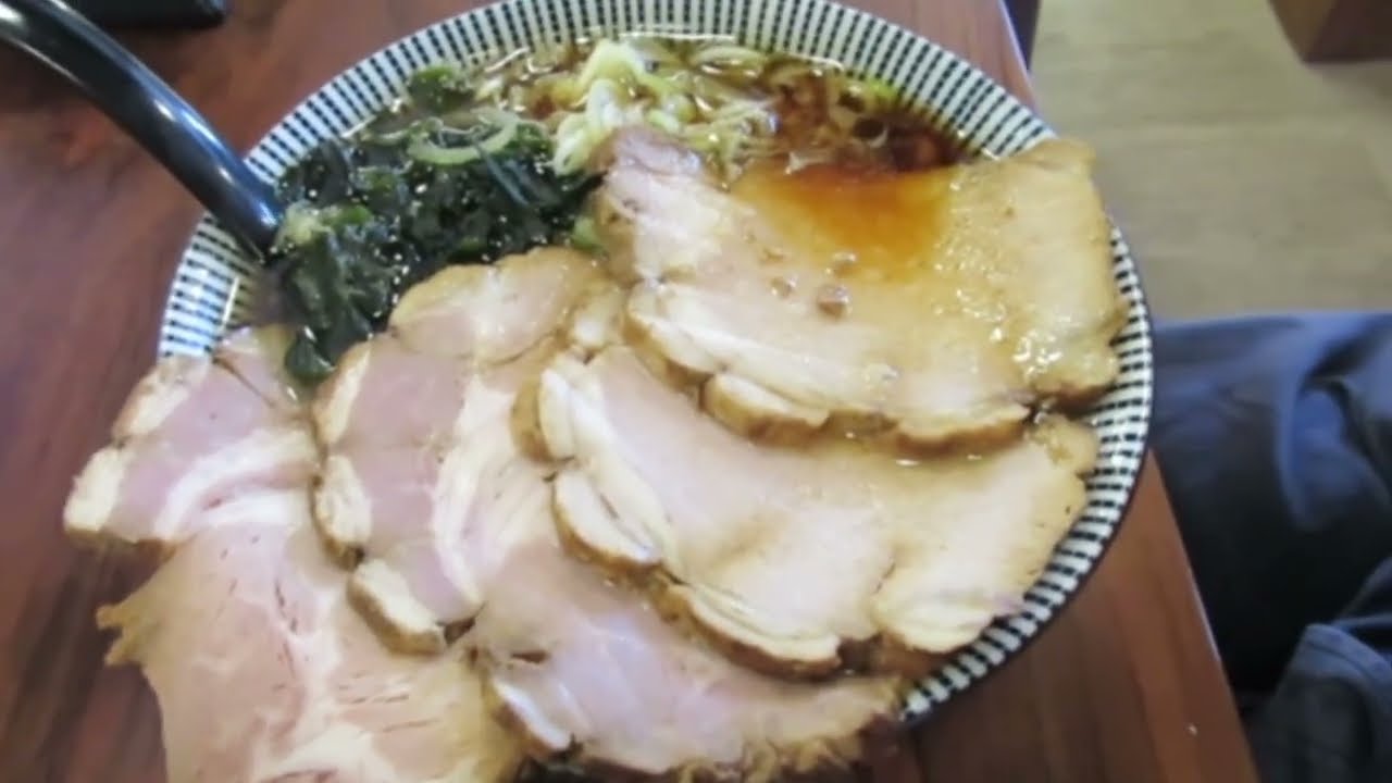 「田中商店　小国町」米坂線不通のため。過疎化が進む小国町で、秘密基地と呼ばれる一軒の民家ラーメン店が賑わう