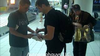 GAVIN ROSSDALE AND ALL OF BUSH SIGNING AUTOGRAPHS AT LAMBERT AIRPORT IN ST. LOUIS, MO