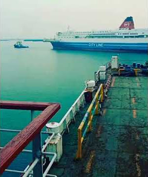 Story WA kapal ferry masuk alur docking bojonegoro