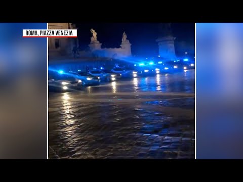 Omaggio ai poliziotti uccisi a Trieste, sirene spiegate davanti all’Altare della Patria