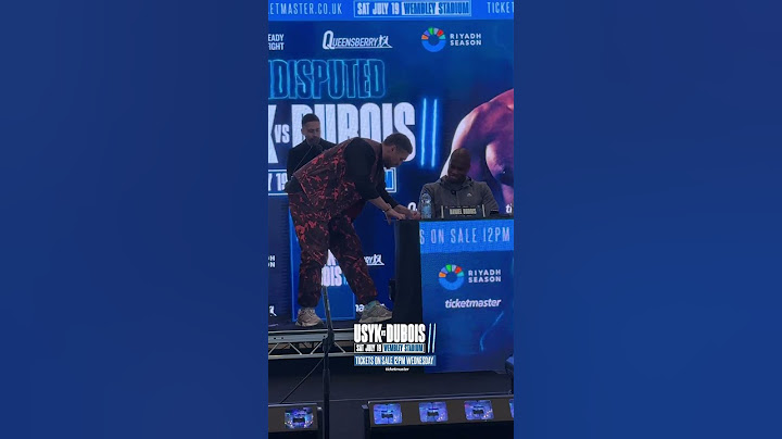 Usyk gets Dubois to sign a picture from the first fight 👀