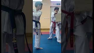 Как я разбил доску ударом Долио Чаги #taekwondo #тхэквондо #shorts #аттестация #разбивание